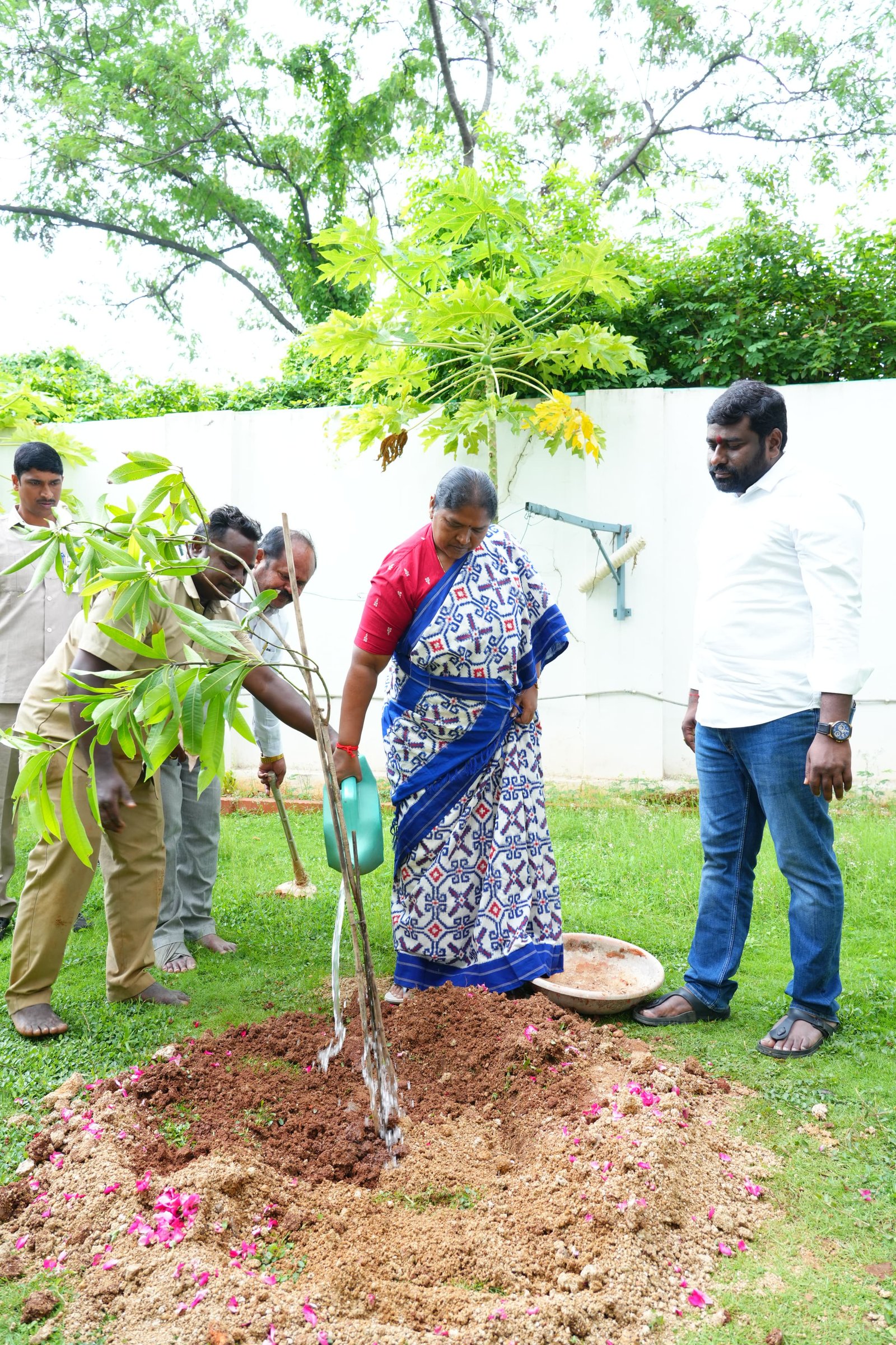 ప్రజాభవన్‌లో వన మహోత్సవాన్ని ప్రారంభించిన మంత్రి సీతక్క - పాల్గొన్న ములుగు జిల్లా కాంగ్రెస్ అధ్యక్షుడు పైడాకుల అశోక్.. - Additional Image